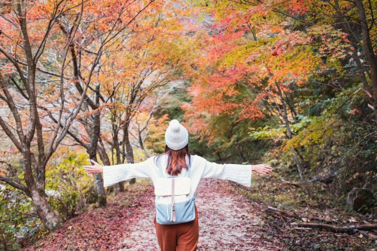 young-woman-traveler-enjoying-beautiful-autumn-in-japan-travel-lifestyle-concept-e1730012294749